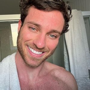 Lucas Bissoli - médico e ex-BBB: Capixaba, Lucas ficou conhecido no BBB 22, edição em que também viveu um relacionamento com Eslovênia Marques. Antes de se tornar médico, ele já havia se formado em Engenharia; em novembro de 2025, concluiu Medicina e passou a conciliar a nova profissão com a exposição conquistada como influenciador