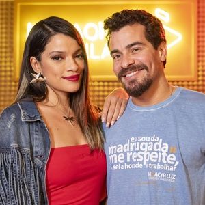 Vasco (Thiago Martins) finalmente inaugura o seu bar e karaokê