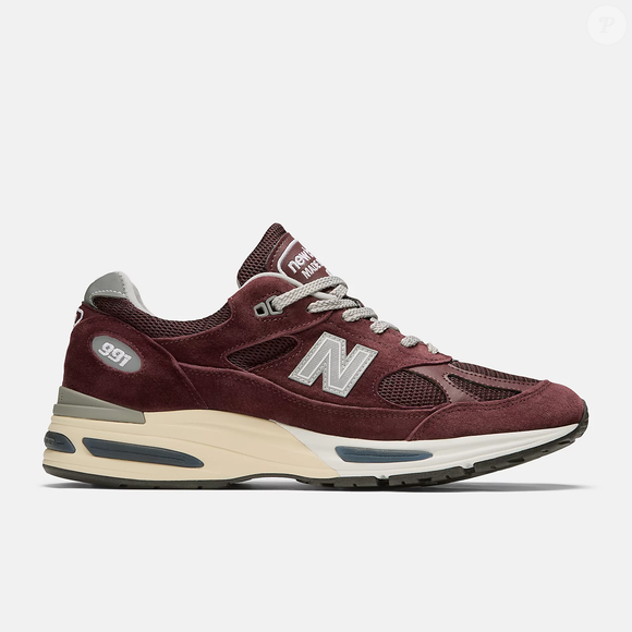 Na cor vinho e com inspiração preppy, a New Balance tem os tênis estilosos que você vai querer usar durante toda a temporada