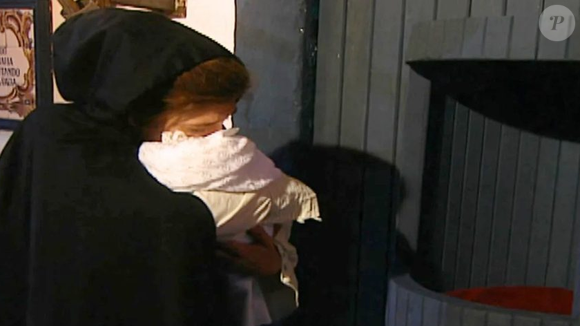 Apavorada, Mariana (Tania Bondezan) se desespera quando a patroa insinua que ela deve assumir a culpa.