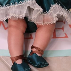 Clara esbanja fofura de sapatinhos combinando com o vestido temático