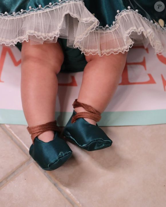 Clara esbanja fofura de sapatinhos combinando com o vestido temático