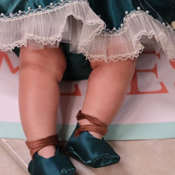 Clara esbanja fofura de sapatinhos combinando com o vestido temático
