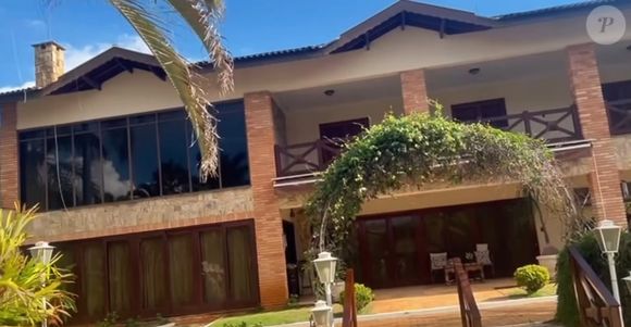 Casa de Raul Gil tem paredes envidraçadas