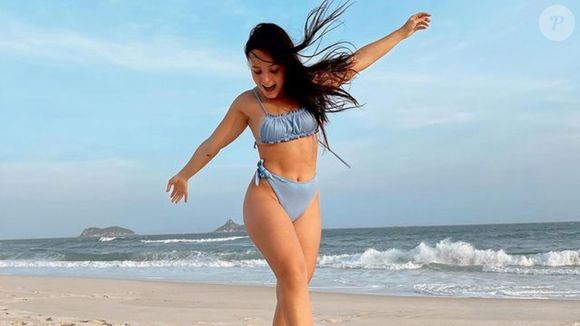 Larissa Manoela gosta de ousar no modelo de biquíni cortininha, como esse em cor clara com top de amarrações diferentes.