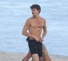 Durante um passeio pela Praia de São Conrado, na Zona Sul carioca, nesta sexta-feira (27), Shawn Mendes foi surpreendido pela presença insistente de um paparazzo