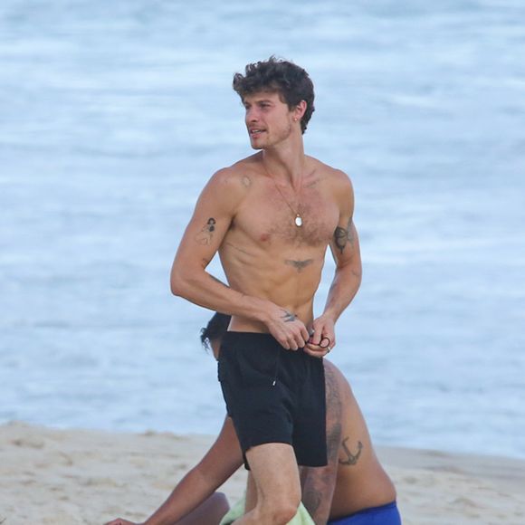 Durante um passeio pela Praia de São Conrado, na Zona Sul carioca, nesta sexta-feira (27), Shawn Mendes foi surpreendido pela presença insistente de um paparazzo