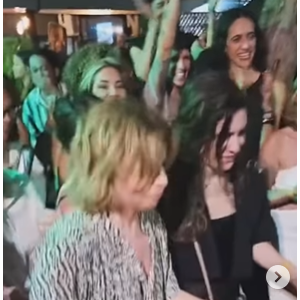 Debora Bloch se joga na dança em festa do fim da novela de 'Vale Tudo'