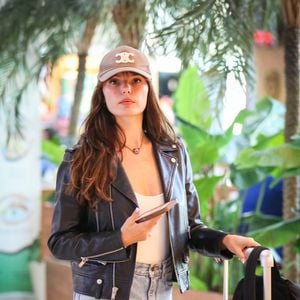 A atriz apareceu usando o boné de beisebol Triomphe, da grife francesa Celine