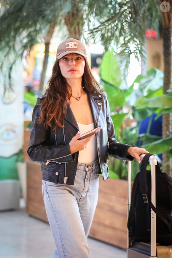 A atriz apareceu usando o boné de beisebol Triomphe, da grife francesa Celine