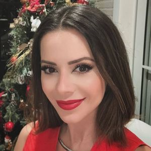 Após uma temporada viajando pela Costa Rica, a cantora Sandy foi vista recentemente passeando pelos parques da Disney.