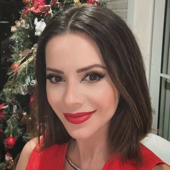 Após uma temporada viajando pela Costa Rica, a cantora Sandy foi vista recentemente passeando pelos parques da Disney.