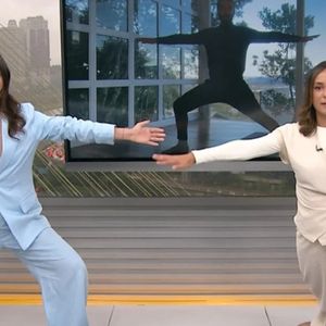Sabina Simonato arrisca postura do guerreiro em aula de ioga ao vivo na Globo e tem a reação mais sincera possível: 'Tá doendo tudo'