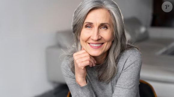 Máscara lilás ajuda a neutralizar o amarelado em cabelos grisalhos e realçar o tom prateado dos fios