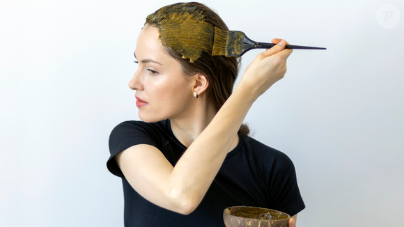 Idealmente, para um resultado perfeito, você deve fazer um teste em uma mecha antes (uma pequena seção do cabelo em uma área discreta).