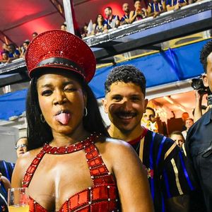 Carnaval 2025: Iza e Yuri Lima curtiram o primeiro dia de desfiles das escolas de samba em São Paulo