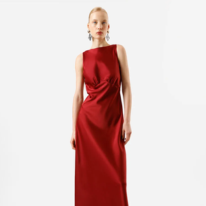 O vestido longo vinho da C&A aposta em sofisticação e impacto visual para ocasiões especiais, como a estreia de 'O Diabo Veste Prada 2'