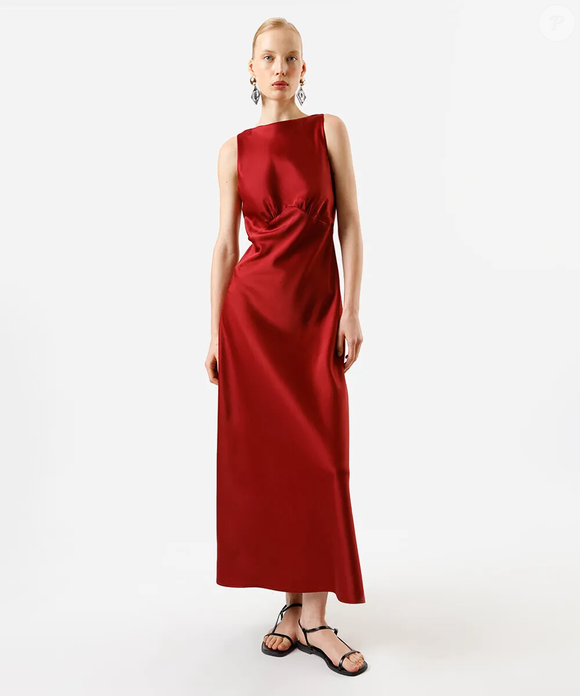O vestido longo vinho da C&A aposta em sofisticação e impacto visual para ocasiões especiais, como a estreia de 'O Diabo Veste Prada 2'