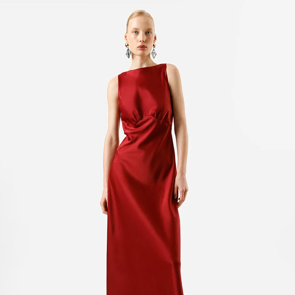 O vestido longo vinho da C&A aposta em sofisticação e impacto visual para ocasiões especiais, como a estreia de 'O Diabo Veste Prada 2'