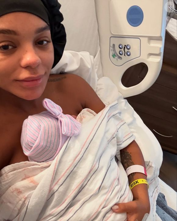 Brunna Gonçalves mostrou aos seguidores fotos raras com Zuri, primeira filha dela com Ludmilla