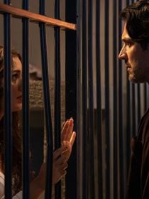 Morte chocante na prisão! Resumo da novela 'Três Graças' (30/3 a 4/4) tem assassinato brutal, e reviravolta explosiva que muda tudo para Ferette e Arminda