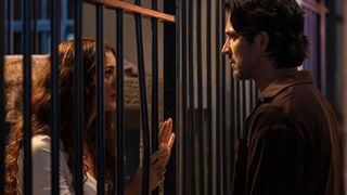 Morte chocante na prisão! Resumo da novela 'Três Graças' (30/3 a 4/4) tem assassinato brutal, e reviravolta explosiva que muda tudo para Ferette e Arminda