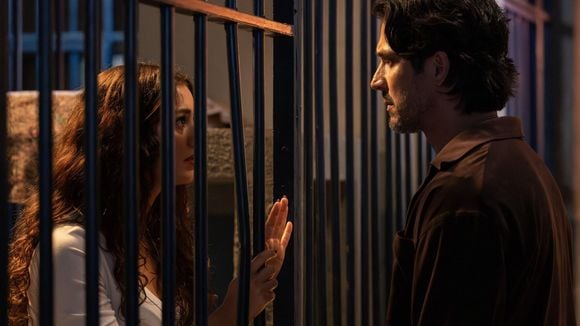 Morte chocante na prisão! Resumo da novela 'Três Graças' (30/3 a 4/4) tem assassinato brutal, e reviravolta explosiva que muda tudo para Ferette e Arminda