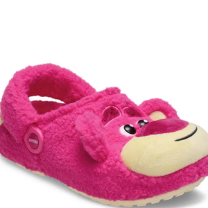 O que muitos perceberam é que o par escolhido pela atriz não era um modelo comum. Larissa Manoela usava uma versão especial da coleção da Crocs inspirada na Pixar, mais precisamente no personagem Lotso, o famoso ursinho de 'Toy Story 3'