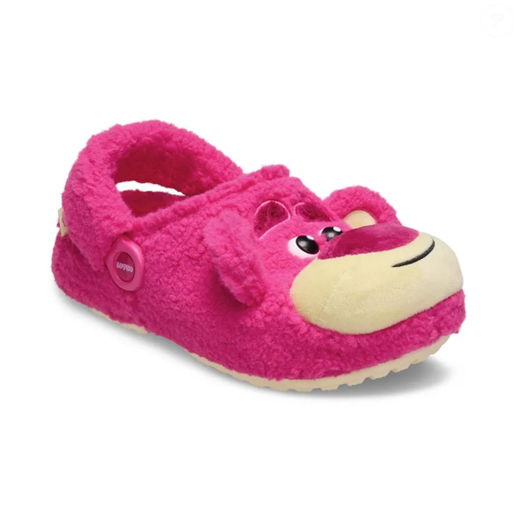 O que muitos perceberam é que o par escolhido pela atriz não era um modelo comum. Larissa Manoela usava uma versão especial da coleção da Crocs inspirada na Pixar, mais precisamente no personagem Lotso, o famoso ursinho de 'Toy Story 3'