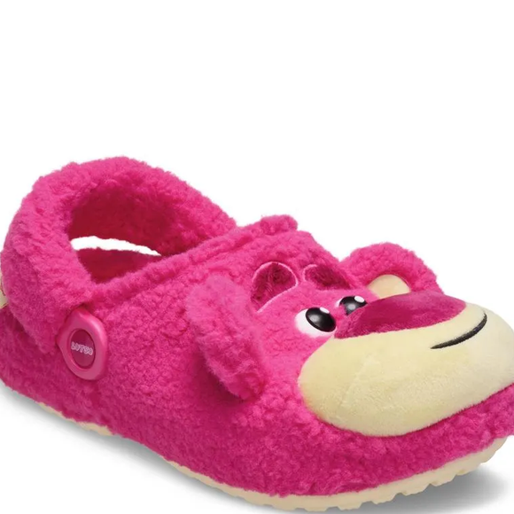 O que muitos perceberam é que o par escolhido pela atriz não era um modelo comum. Larissa Manoela usava uma versão especial da coleção da Crocs inspirada na Pixar, mais precisamente no personagem Lotso, o famoso ursinho de 'Toy Story 3'