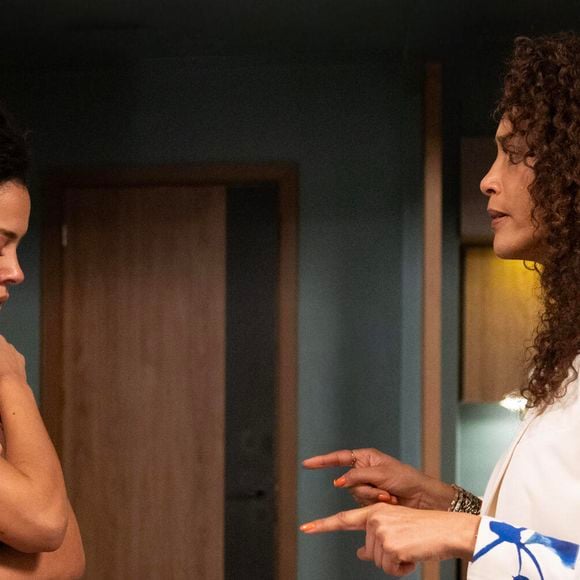 Após morte de Odete Roitman (Debora Bloch), Raquel (Tais Araujo) desconfia da própria filha, Maria de Fátima (Bella Campos), na novela 'Vale Tudo' de 7 de outubro de 2025, capítulo de terça-feira