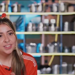 O MasterChef Brasil 2026 mal estreou e já entregou treta! Érick Jacquin causou polêmica ao menosprezar o trabalho de uma participante gamer durante a primeira prova da temporada. A web reagiu em peso ao comentário do jurado francês