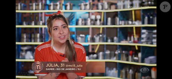 O MasterChef Brasil 2026 mal estreou e já entregou treta! Érick Jacquin causou polêmica ao menosprezar o trabalho de uma participante gamer durante a primeira prova da temporada. A web reagiu em peso ao comentário do jurado francês