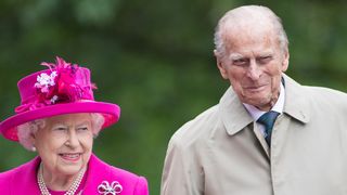 Rainha Elizabeth II não estava no leito de morte do marido, Príncipe Philip, revela livro inédito: 'Partiu sem se despedir'