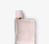 O Burberry Her Eau de Parfum, da Burberry, combina notas frutadas e florais com um fundo ambarado, criando uma fragrância inesquecível