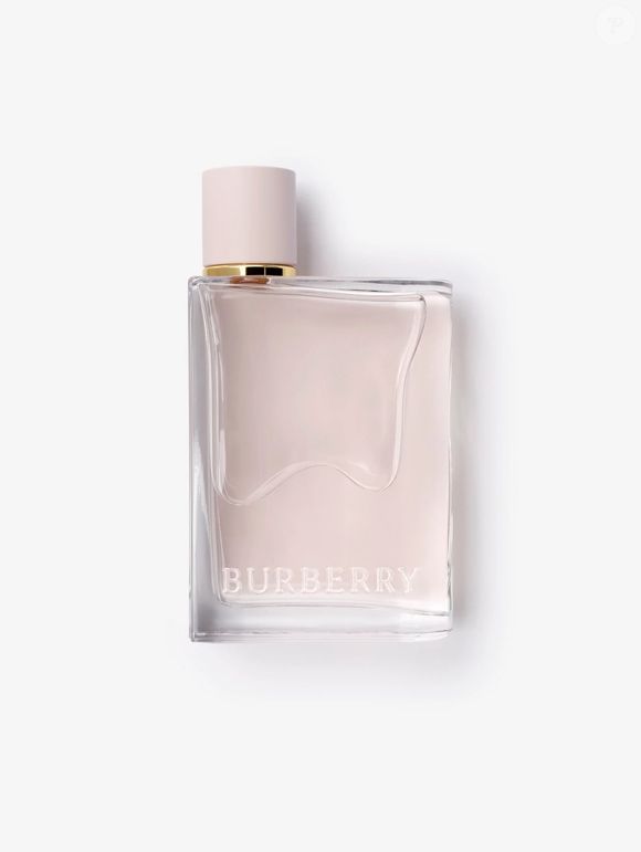 O Burberry Her Eau de Parfum, da Burberry, combina notas frutadas e florais com um fundo ambarado, criando uma fragrância inesquecível