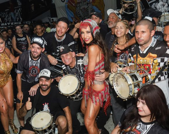 Mesmo sem parte da fantasia, Sabrina Sato seguiu sorrindo e sambando ao desfilar pela Gaviões da Fiel em um dos Carnavais mais lembrados de sua carreira