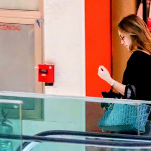 O cachorro de Isabelle Drummond virou protagonista durante um passeio da atriz pelo Rio de Janeiro. Moysés apareceu dentro de uma bolsa Dior de quase R$ 20 mil, acessório que chamou atenção entre os fãs de moda e celebridades