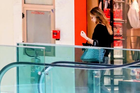 O cachorro de Isabelle Drummond virou protagonista durante um passeio da atriz pelo Rio de Janeiro. Moysés apareceu dentro de uma bolsa Dior de quase R$ 20 mil, acessório que chamou atenção entre os fãs de moda e celebridades