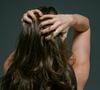 Não estamos falando de um volume rígido ou excessivamente estilizado, mas sim daquele visual cheio e fluido que parece fazer parte da textura natural do cabelo.