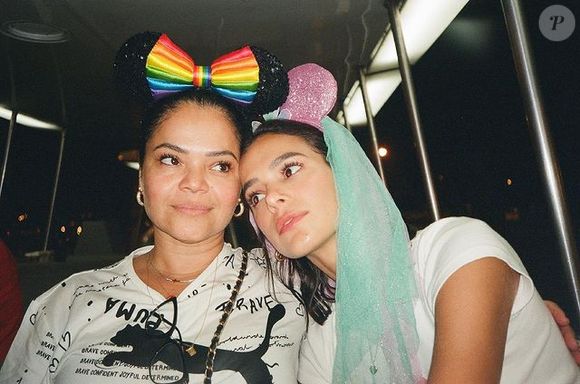 Mãe de Bruna Marquezine relembra: ‘Meu objetivo sempre foi fazer com que a vida dela fora do set fosse a mais normal e pé no chão possível’