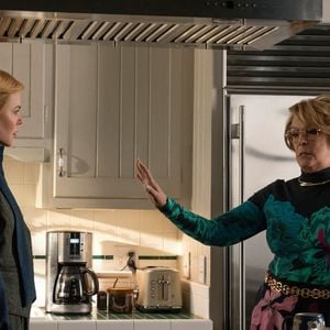 Em 'Scarpetta', a médica legista também vive em constantes dramas com a sua irmã Dorothy (Jamie Lee Curtis).