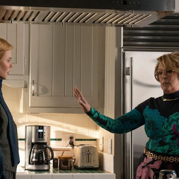 Em 'Scarpetta', a médica legista também vive em constantes dramas com a sua irmã Dorothy (Jamie Lee Curtis).