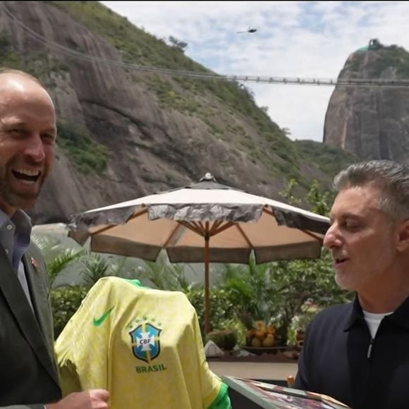 Príncipe William ganhou uma camisa do Brasil após garantir que adora jogar futebol com os filhos