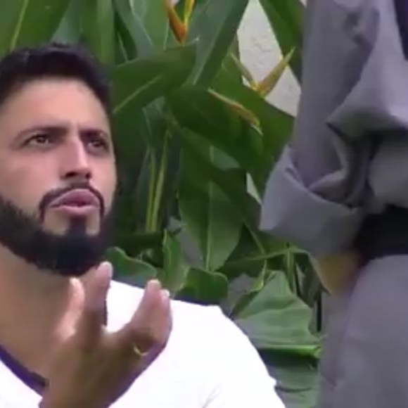Jovan seria o 'novo Humberto', segundo a web, em rivalidade com Nikita, que estaria copiando trejeitos de Ana Paula Renault