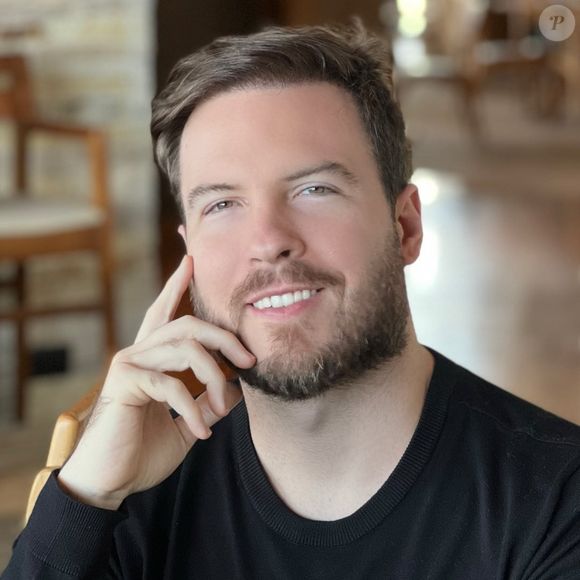 Isso cria demanda aspiracional: o público deseja consumir o que o ídolo consome.