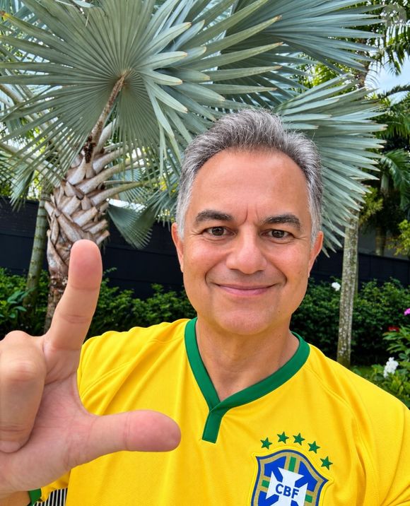 Os ataques contra Marina Ruy Barbosa teriam começado em 17 de outubro, quando seu pai, Paulo Ruy Barbosa, publicou uma foto usando a camiseta da Seleção Brasileira de futebol e fazendo a letra L com as mãos. A atriz comentou a imagem com um emoji de coração