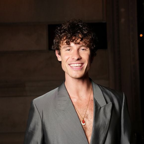 Shawn Mendes presenteou Bruna Marquezine com a Bíblia The Passion, que a atriz revelou carregar na bolsa