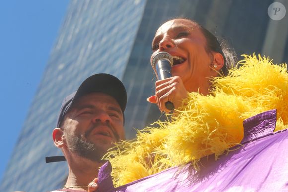 Em estreia histórica no Carnaval carioca, Ivete Sangalo cantou Preta Gil, chorou e protagonizou cena emocionante com Gominho