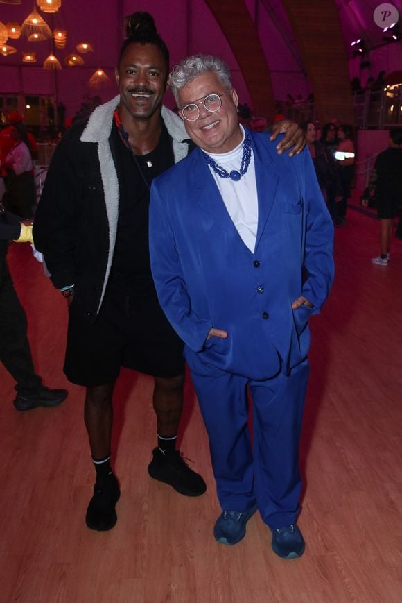 Acompanhado do namorado, o babilônico Milton Cunha posou com um blazer estiloso na cor azul